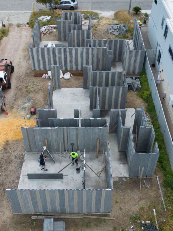 show builders installing SIPOD Global’s sustainable building panels Builders Installing SIPOD GLOBAL Sustainable Building Panel